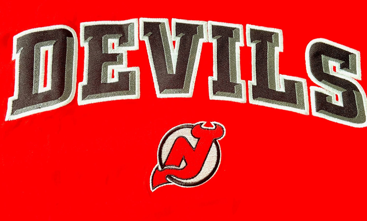 New Jersey Devils NHL Adult Large NOS Embroidered Red T-Shirt