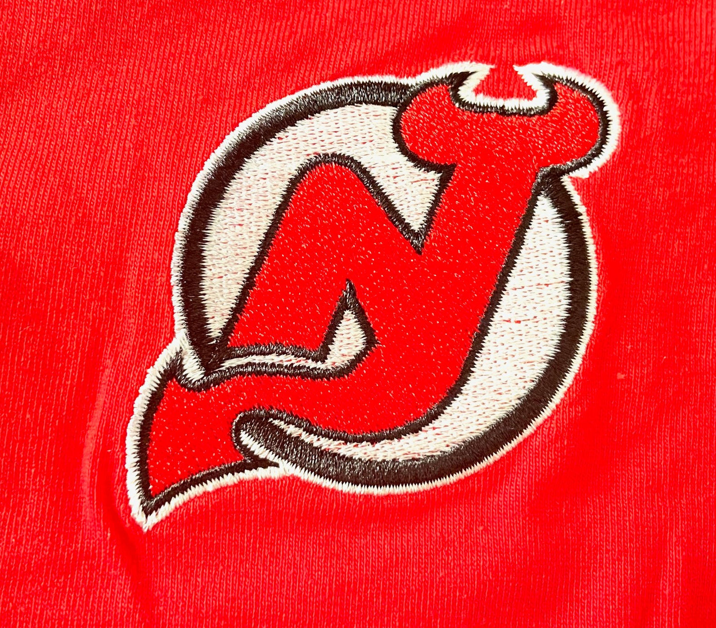 New Jersey Devils NHL Adult Large NOS Embroidered Red T-Shirt